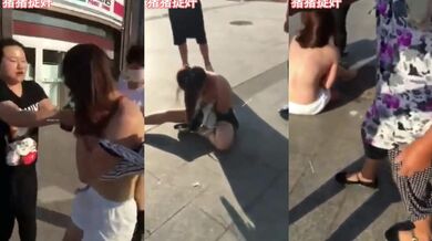 抓J集锦 特精甄选第一现场街头扭打吃瓜围观 赤裸裸床上被逮还有被割屌的 各色良家女神狼狈瞬间 (1)