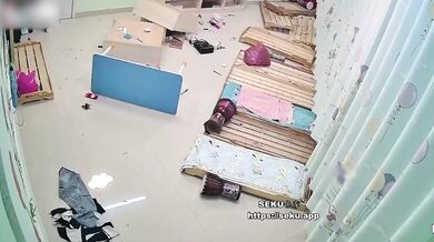 【门事件】 廊坊金湾幼师被前男友找上门争吵打砸过后被男友按在木板床上强J！